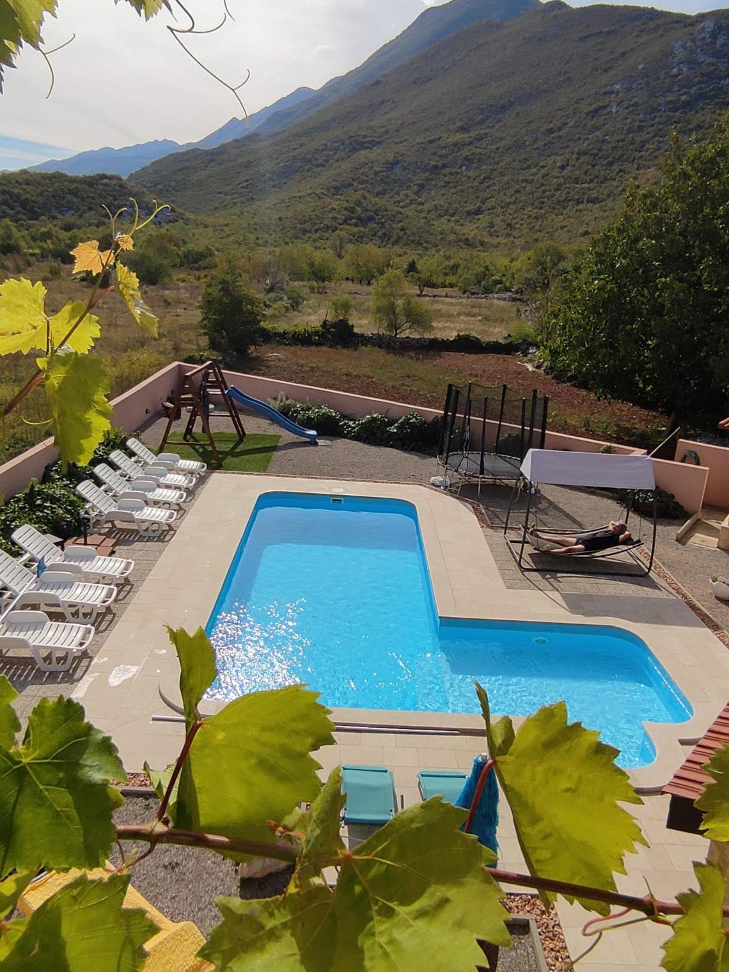 Holiday Home Perunika Zezevica Екстериор снимка