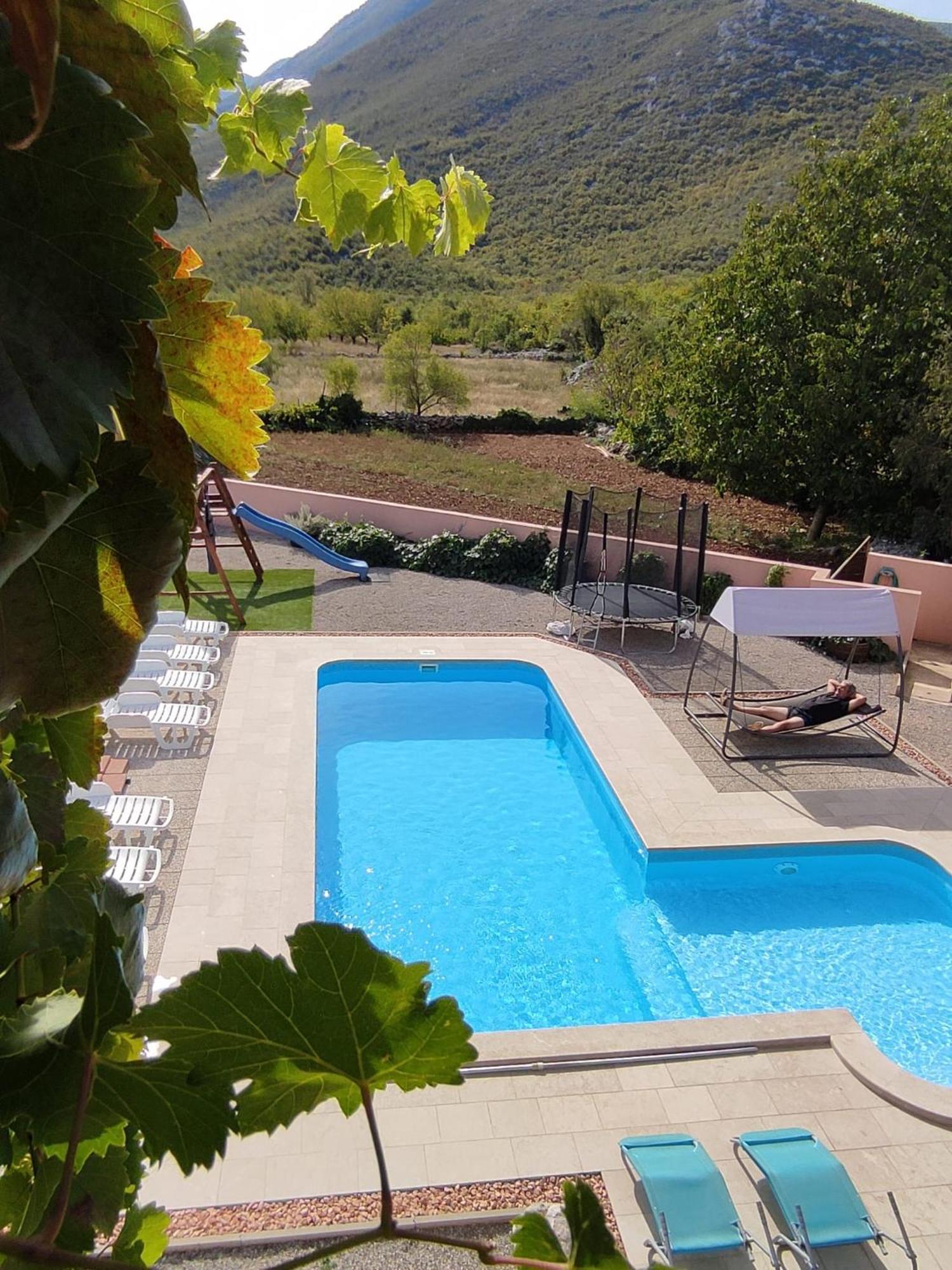 Holiday Home Perunika Zezevica Екстериор снимка
